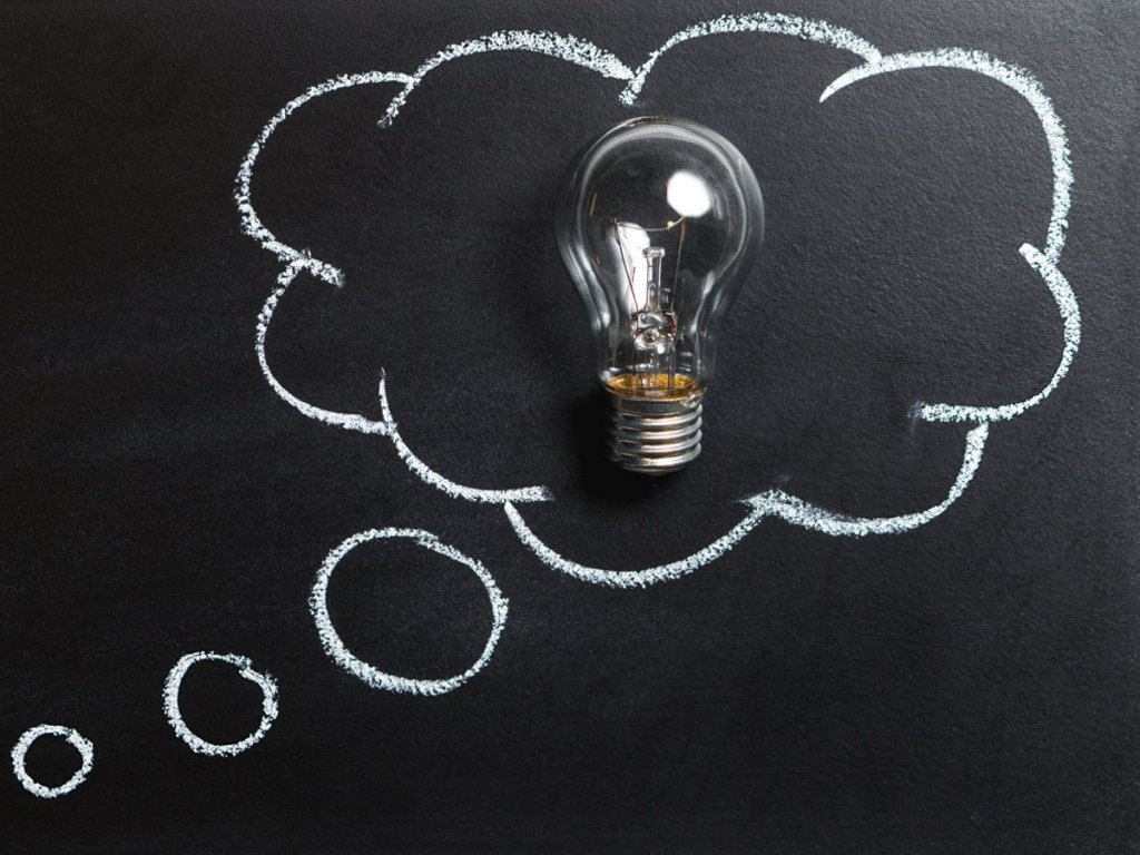 Μαυροπίνακας με ζωγραφισμένο ένα συννεφάκι που μέσα του έχει ένα λαμπτήρα