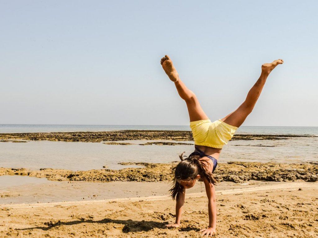 Νέος στην παραλία που κάνει ασκήσεις