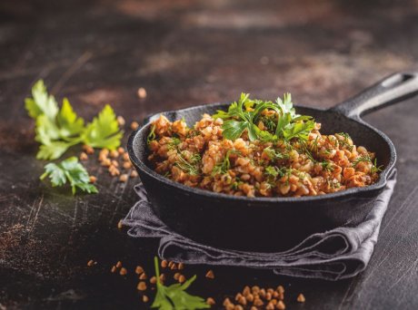 Φαγόπυρο γαρνιρισμένο με μαϊντανό σε μαύρο σκεύος