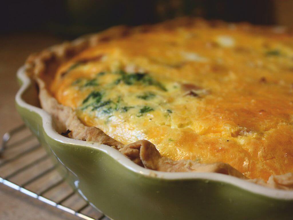 Σκεύος πάνω σε σχάρα με πίτα που στην κρούστα της φαίνονται τα Σπιρουλίνα flakes