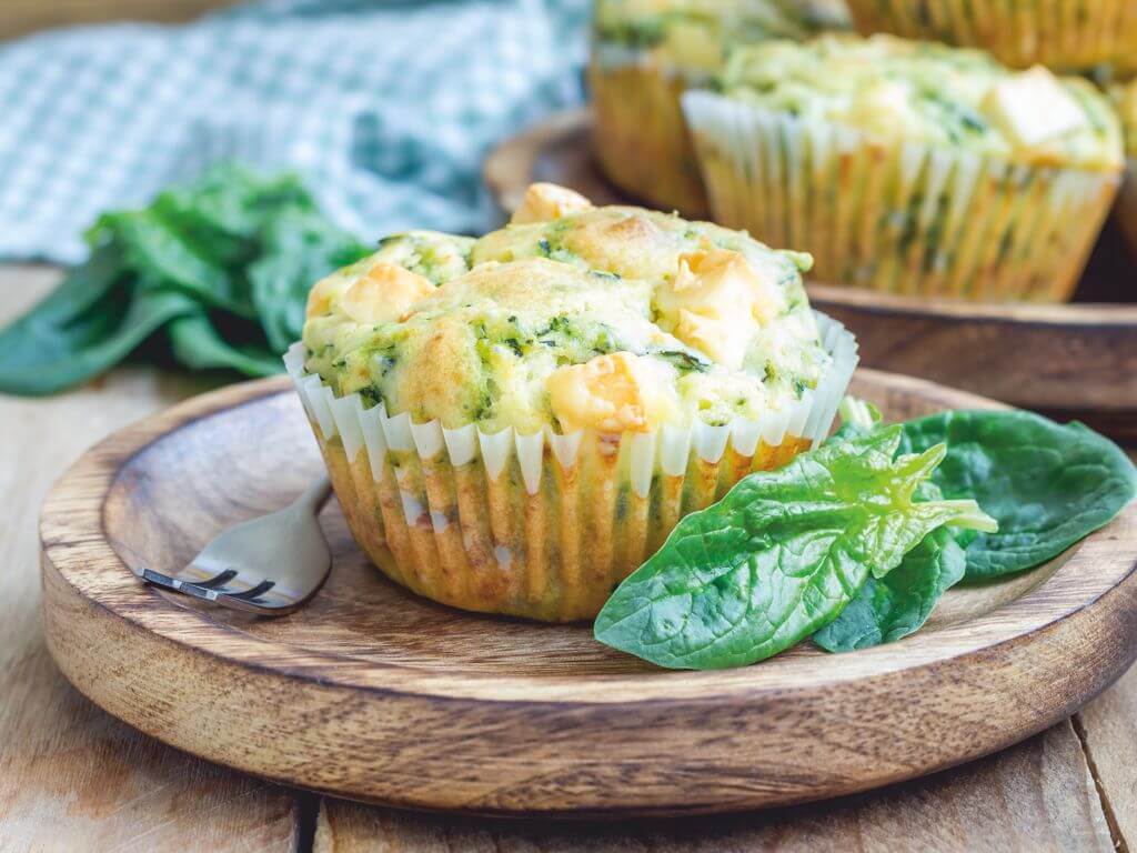 Αλμυρά muffin με γαλοπούλα, τυρί χαμηλών λιπαρών και Σπιρουλίνα flakes σε ξύλινο πιάτο
