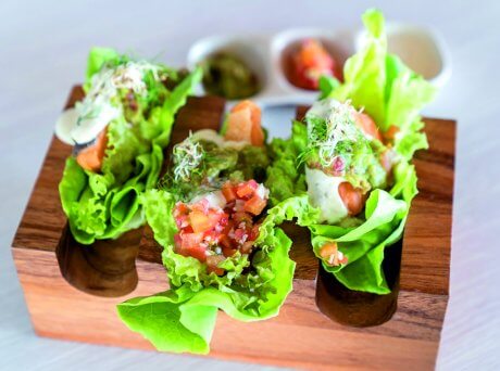 Ξύλινη θήκη με τάκος με καπνιστό σολομό, αβοκάντο, σπανάκι και Σπιρουλίνα flakes