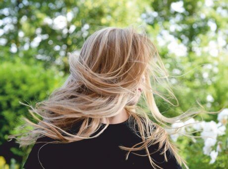 Γυναίκα με υγιή και λαμπερά ξανθά μαλλιά
