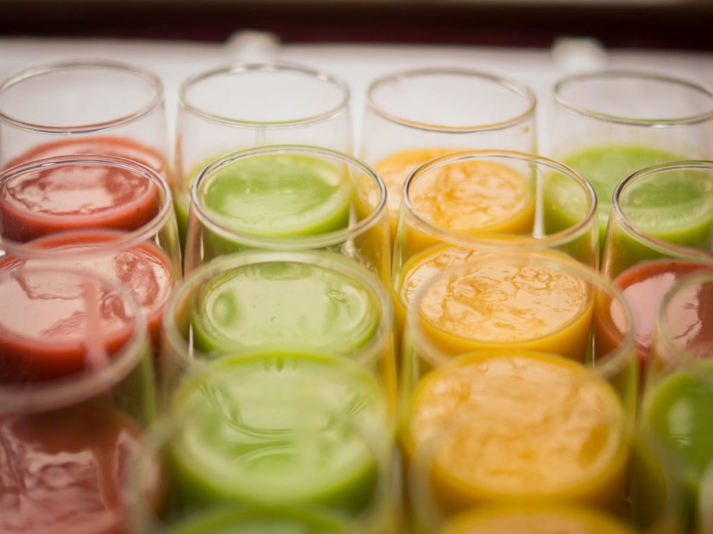 Ποτήρια με χυμούς με πορτοκαλί, πράσινο και κόκκινο χρώμα