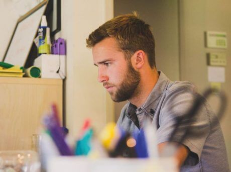 Νεαρό αγόρι διαβάζει στο γραφείο του