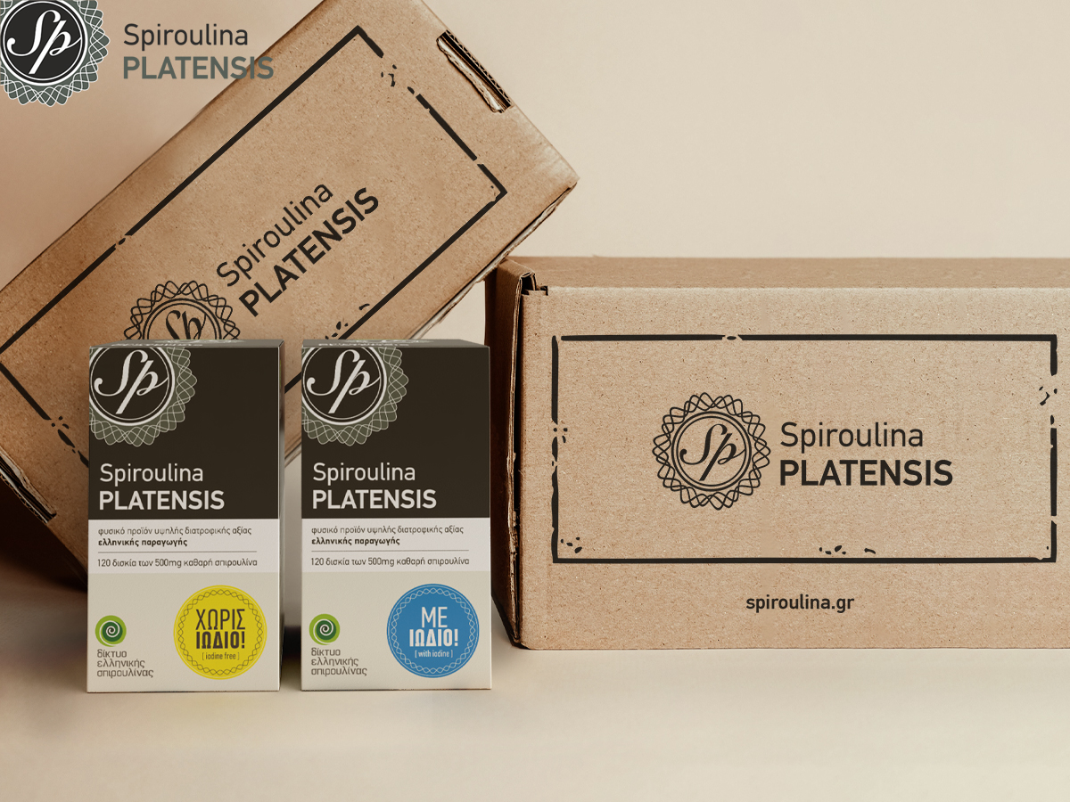 Συσκευασίες Spiroulina PLATENSIS με ιώδιο και χωρίς ιώδιο δίπλα σε κουτί αποστολής – ελληνική σπιρουλίνα υψηλής ποιότητας