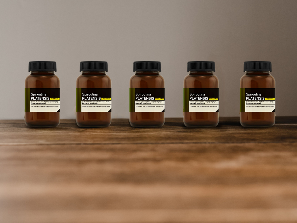 5 γυάλινα μπουκαλάκια Spiroulina PLATENSIS σε ξύλινο πάγκο