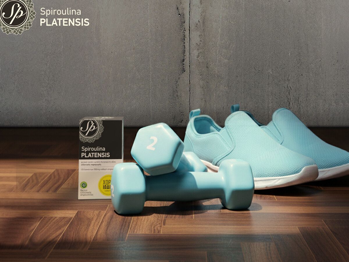 Σπιρουλίνα PLATENSIS δίπλα σε βαράκια και αθλητικά παπούτσια - ενέργεια και αποκατάσταση προπόνησης