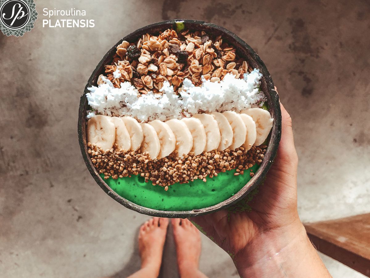 acai bowl με σκόνη Spiroulina PLATENSIS, μπανάνα, βρώμη