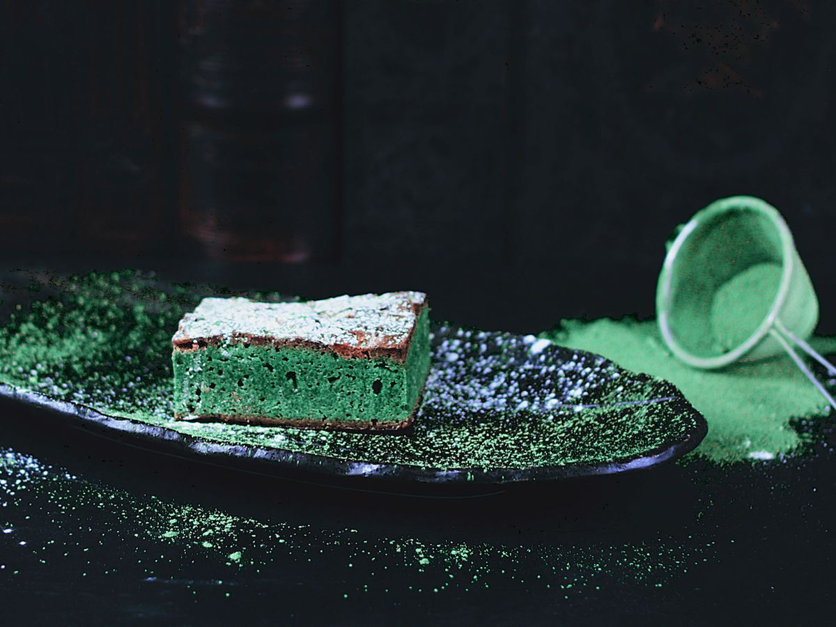 Πράσινο κέικ σε μαύρο πιάτο