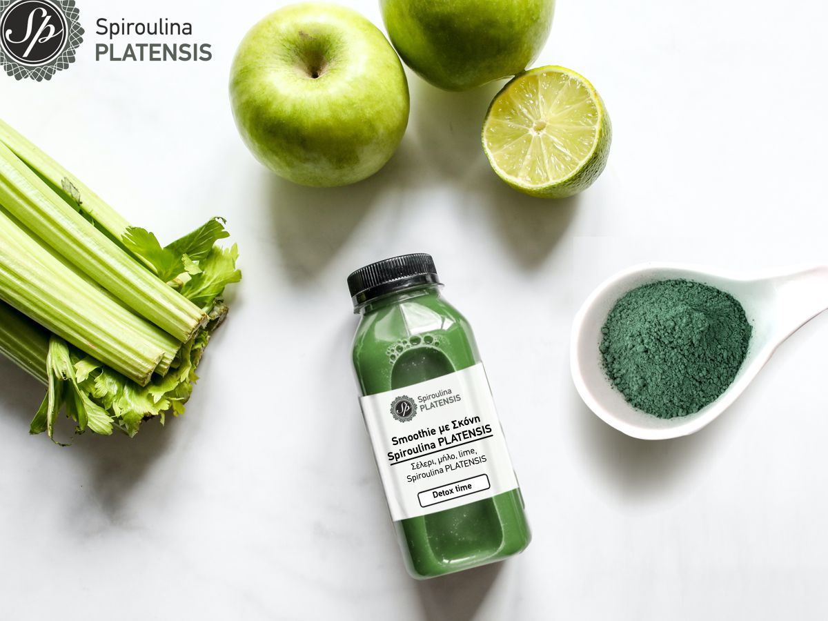 Μπουκάλι με smoothie και γύρω του ένα κλωνάρι σέλερι, σκόνη Spiroulina PLATENSIS, πράσινο μήλο, lime