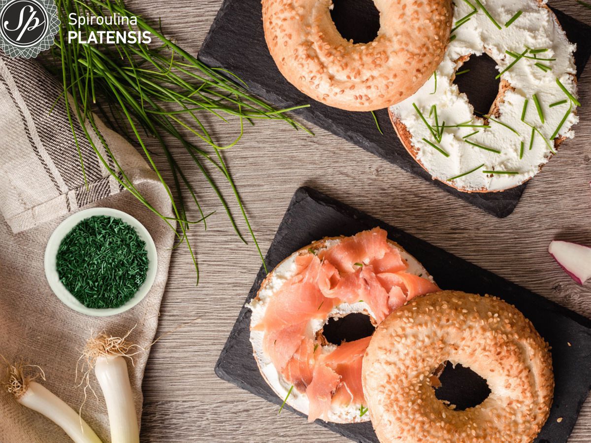 κουλούρι με σολομό, γιαούρτι και Σπιρουλίνα flakes