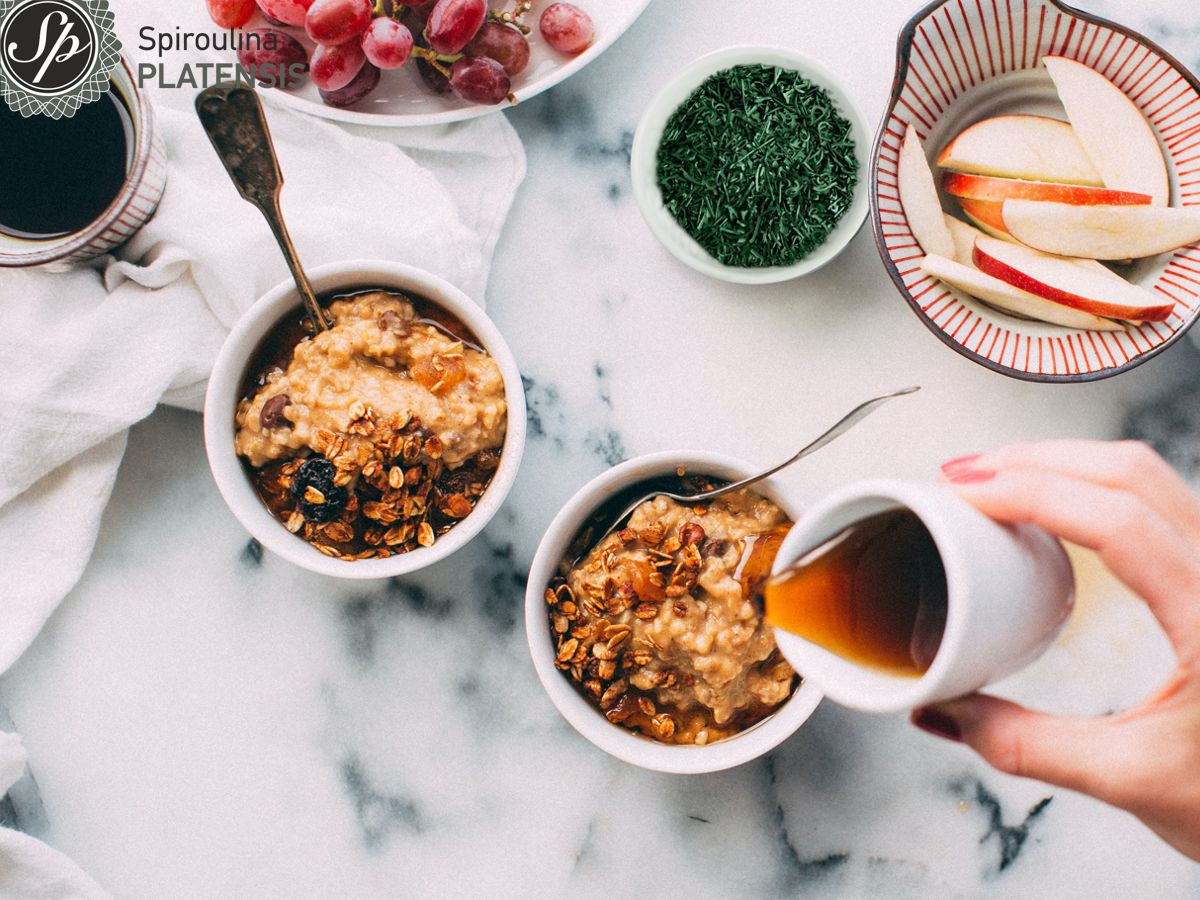 Πρωινό με φρούτα, μέλι, δημητριακά και Σπιρουλίνα flakes