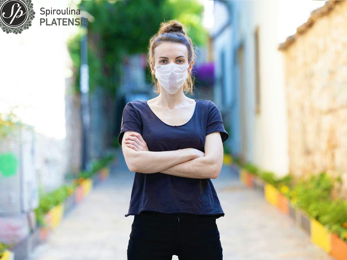 Νεαρή γυναίκα με μάσκα προστασίας στο πρόσωπο