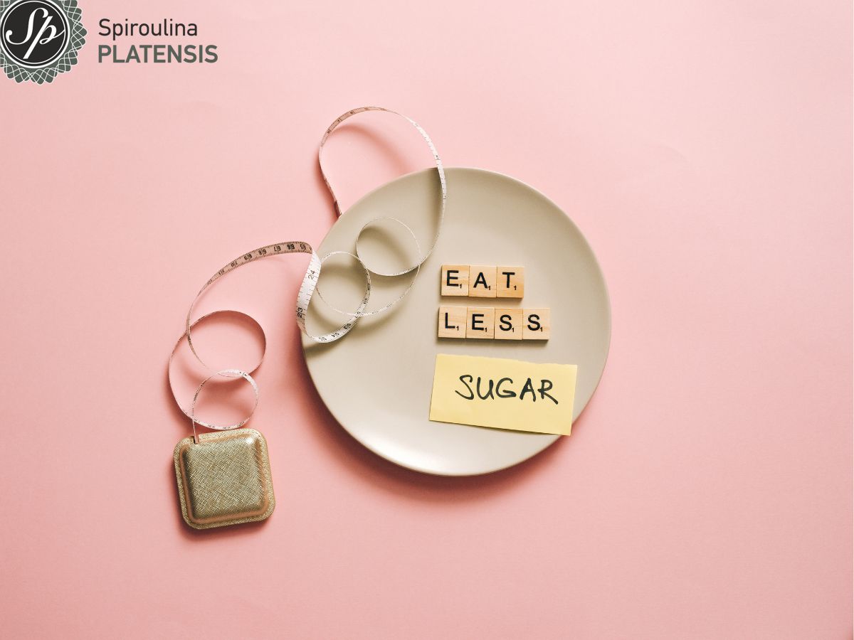 Φωτογραφία με πιάτο που γράφει eat less sugar με μία μεζούρα