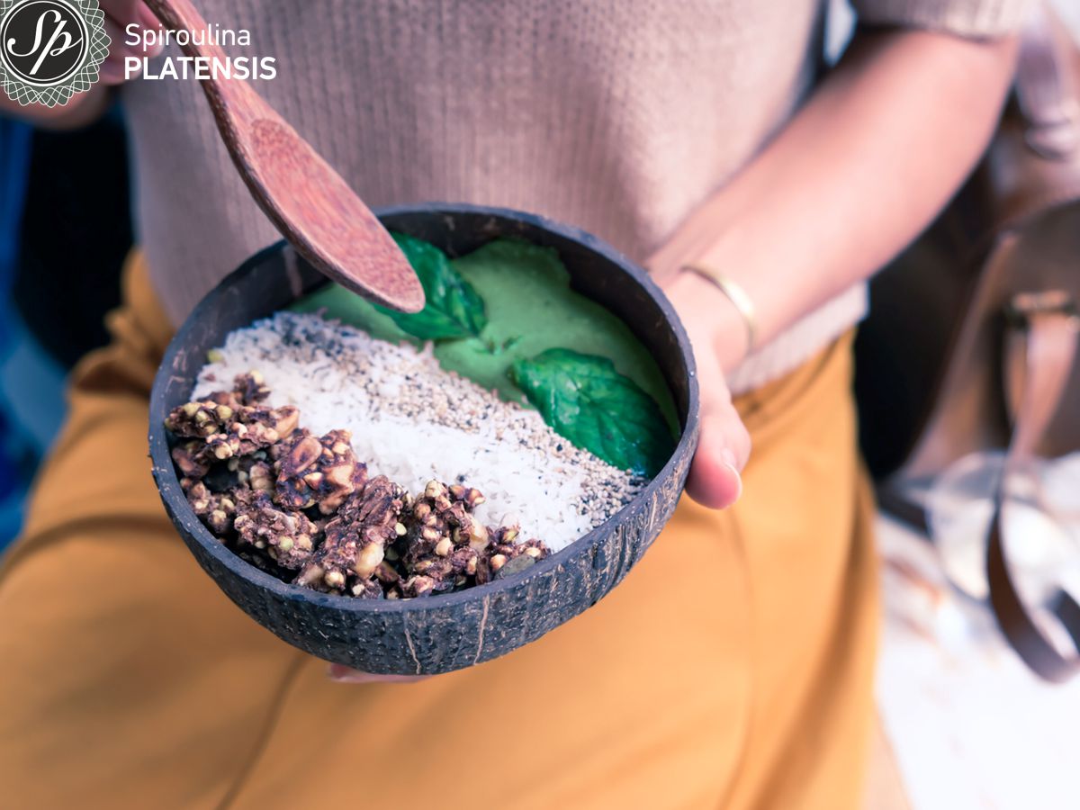 Γυναίκα που κρατάει ένα acao bowl για πρωινό