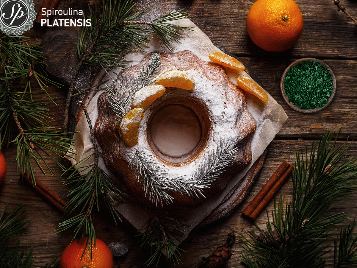 Κέικ με μανταρίνι πάνω σε ξύλινο πάγκο με χριστουγεννιάτική διακόσμηση