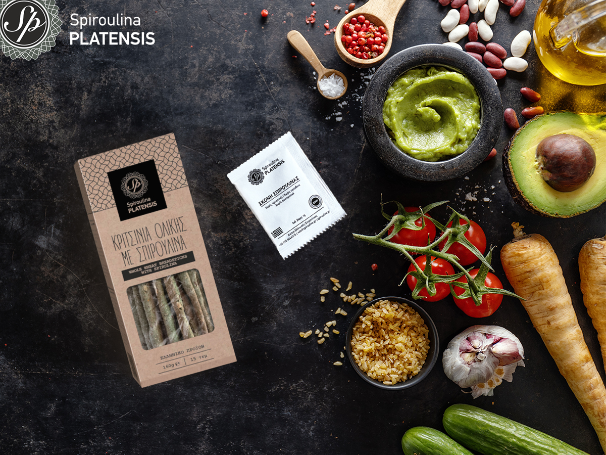 Υλικά για συνταγή για γουακαμόλε & κριτσίνια με spiroulina platensis σε μαύρο φόντο