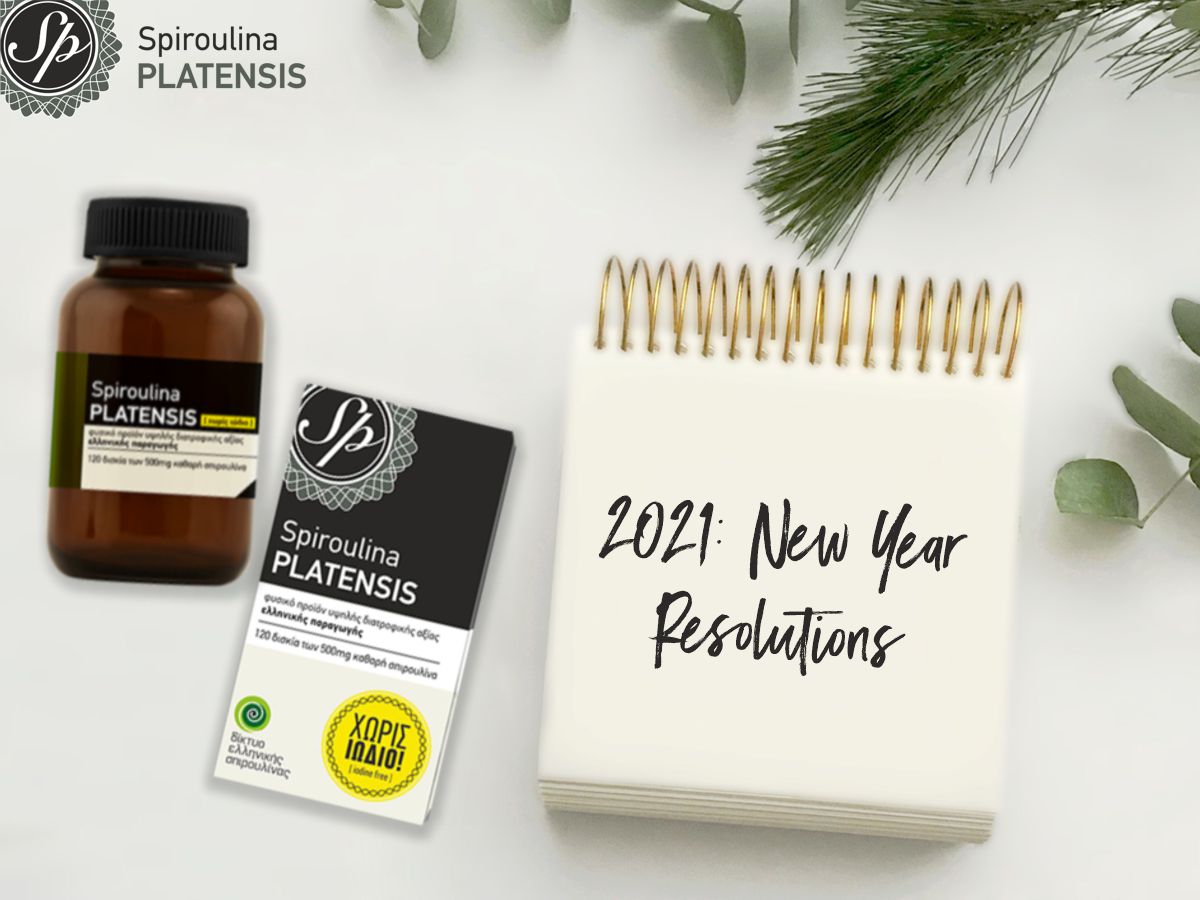 Σημειωματάριο που γράφει 2021 new year resolutions με μία συσκευασία spiroulina PLATENSIS