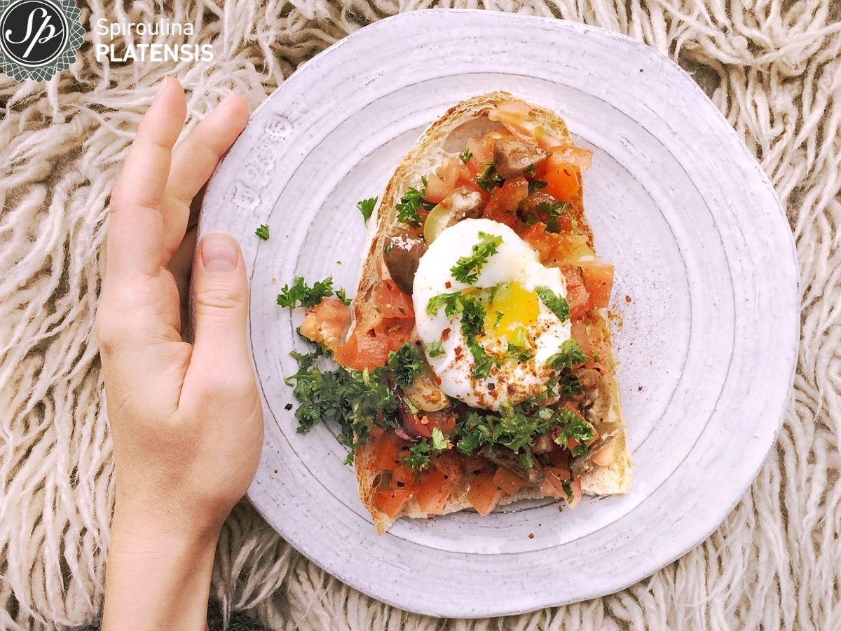 Πιάτο με σολομό, αυγό & Σπιρουλίνα flakes