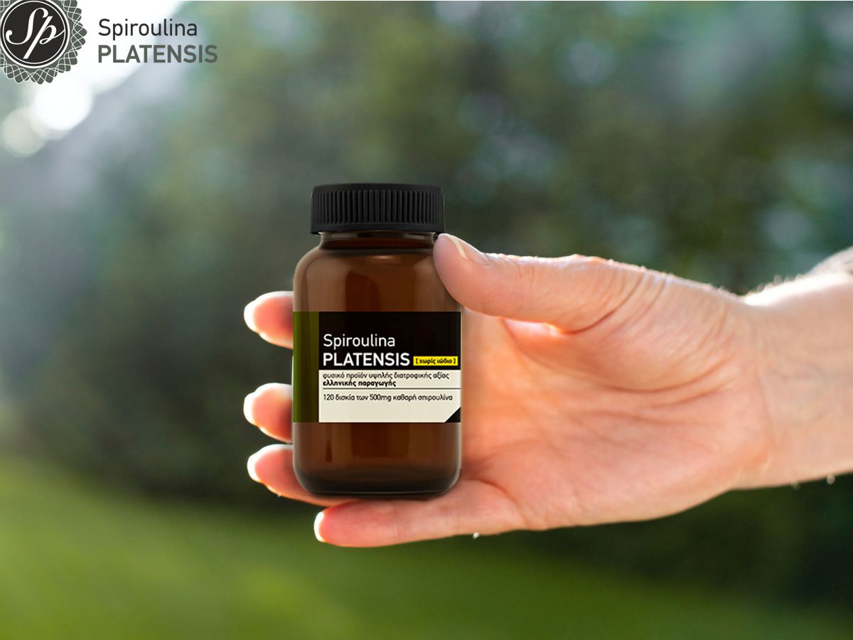 Χέρι σε εξωτερικό χώρο με φόντο πράσινο που κρατάει τη Spiroulina PLATENSIS