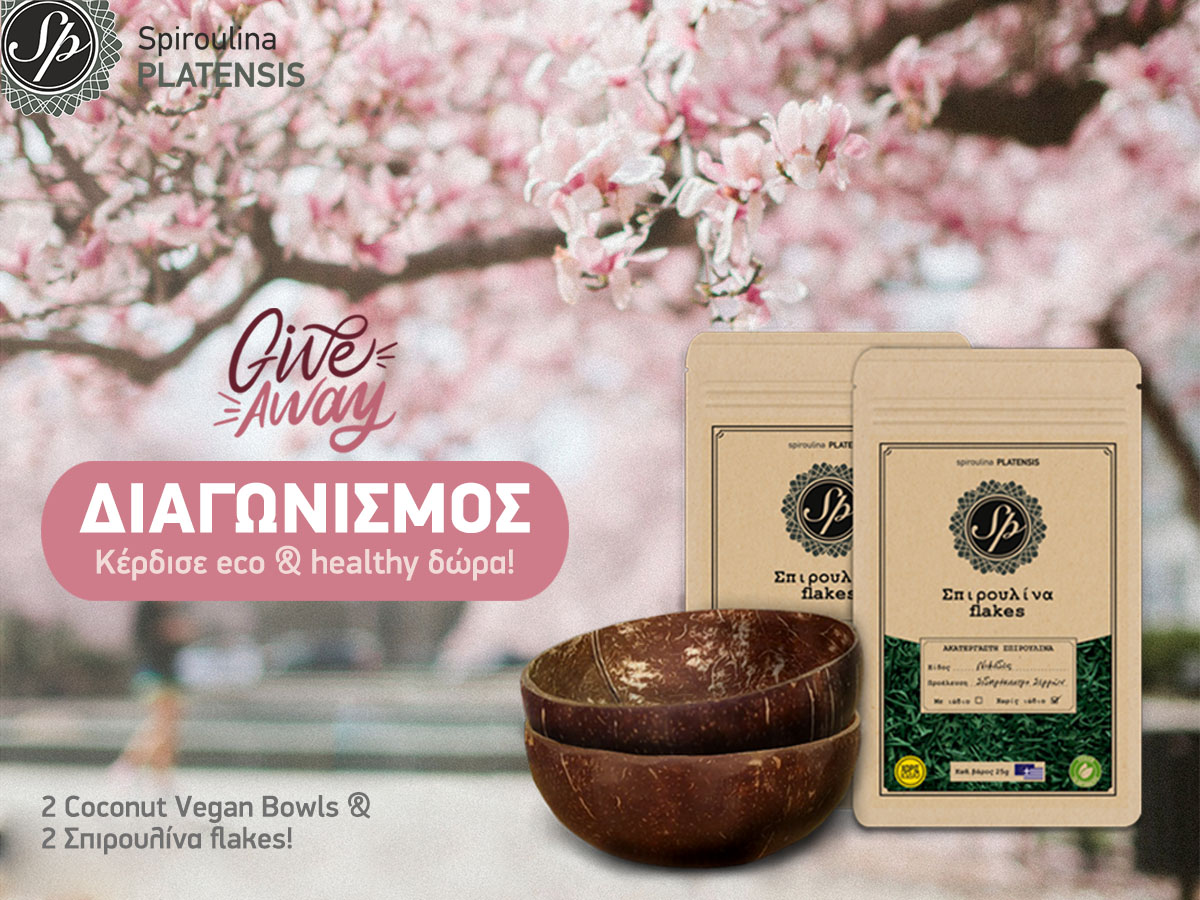 2 coconut bowls & 2 Σπιρουλίνα flakes σε φόντο με ανθισμένα δέντρα