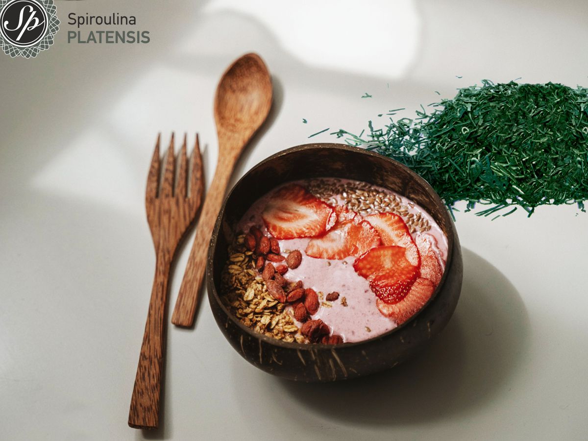 Acai bowl με Σπιρουλίνα flakes
