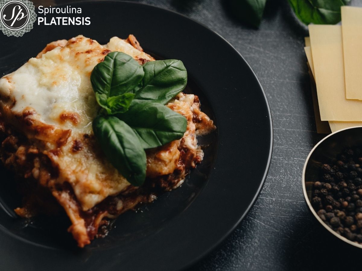 Vegan λαζάνια σε μαύρο πιάτο