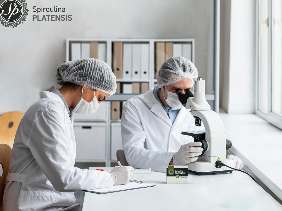 Ερευνητές σε εργαστήριο με μικροσκόπιο – κλινικές μελέτες για Spiroulina PLATENSIS