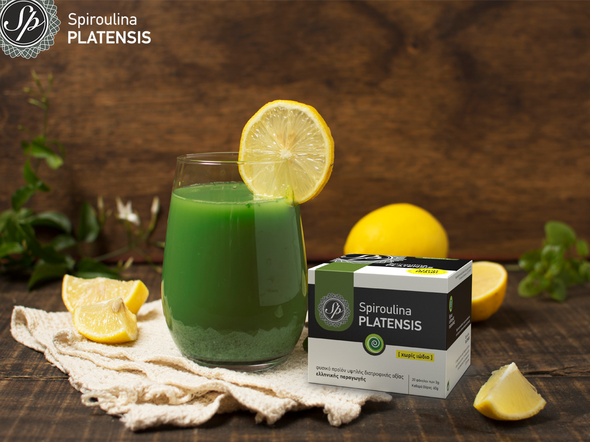 Ποτήρι με πράσινο smoothie, πορτοκάλια και ένα κουτί σκόνη Spiroulina PLATENSIS