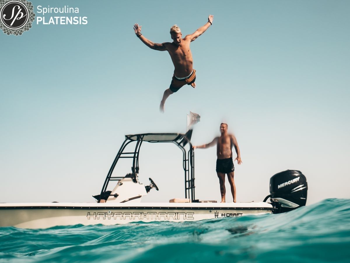 ΝΕαρός άνδρας που κάνει βουτιά