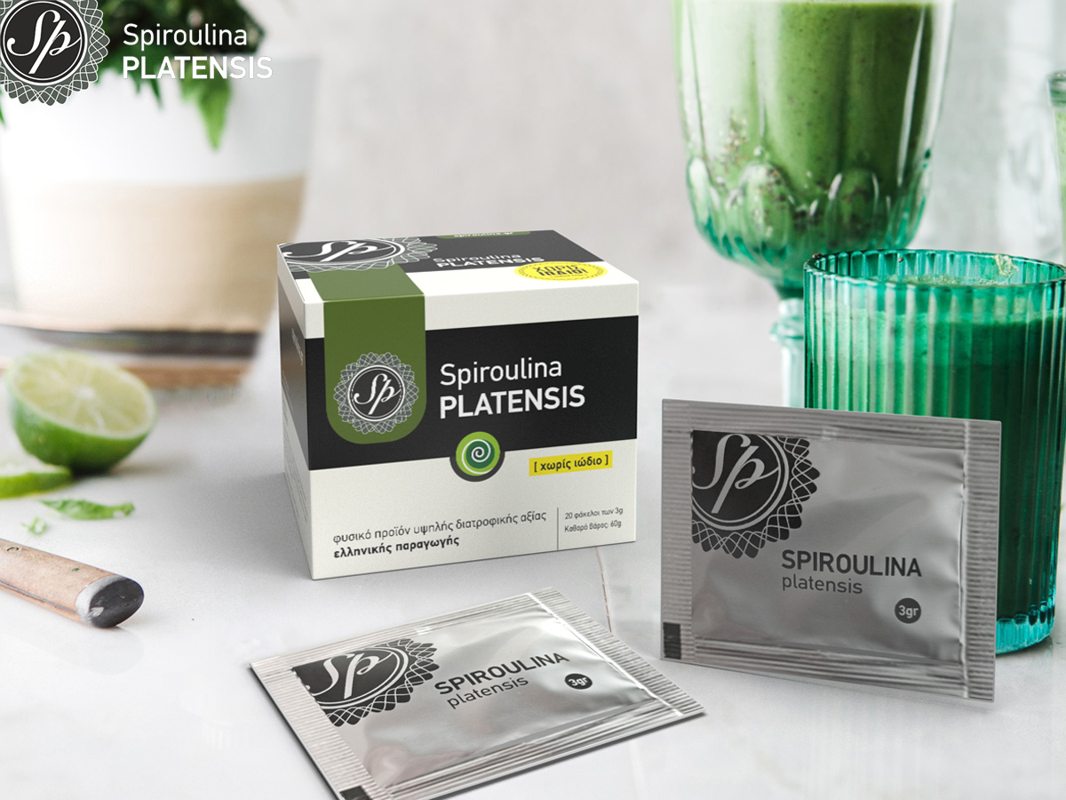 Spiroulina PLATENSIS σε σκόνη με ένα ποτήρι smoothie δίπλα