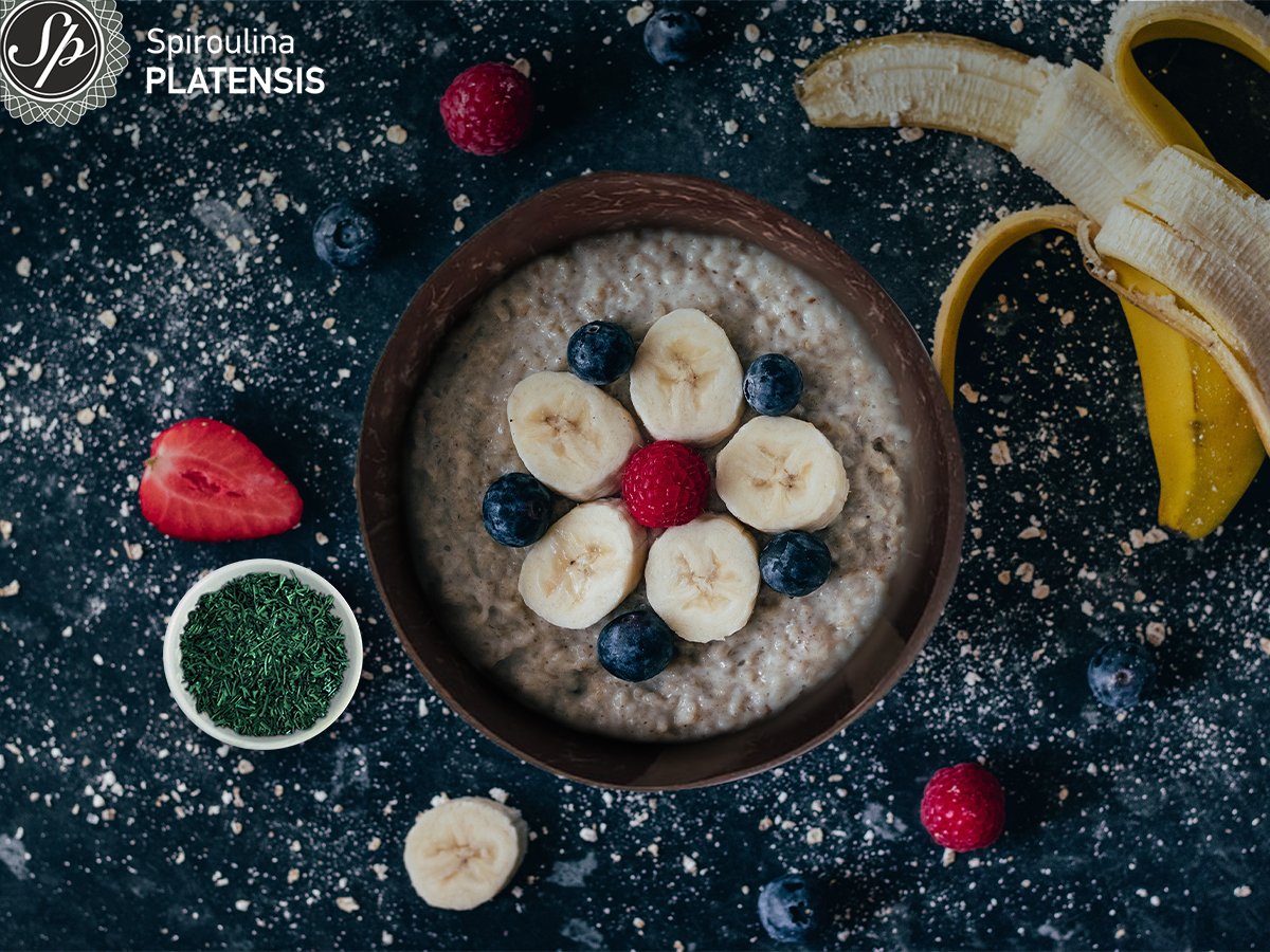 Μπολ με βρώμη, μούρα, μπανάνα και σπιρουλίνα flakes