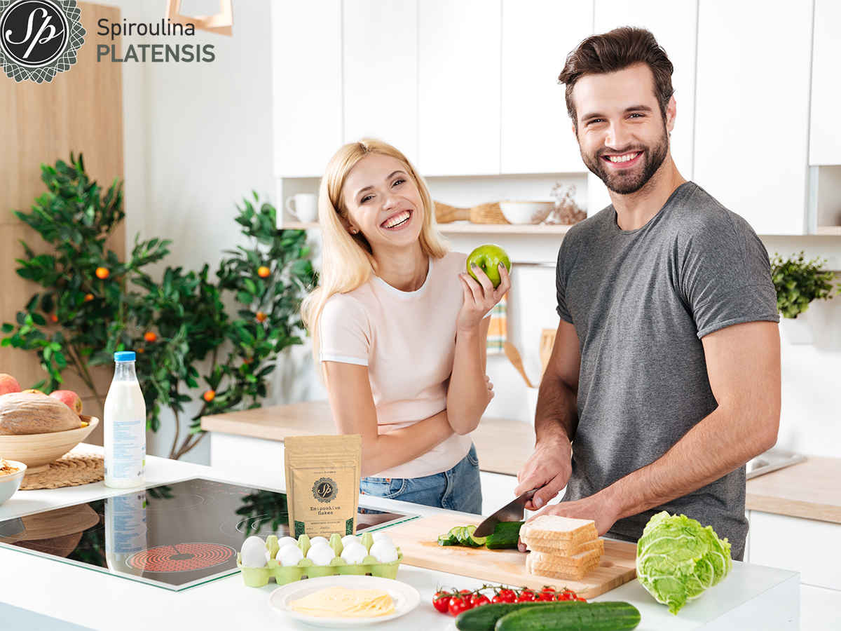 Νεαρό ζευγάρι που ετοιμάζει ένα υγιεινό γεύμα