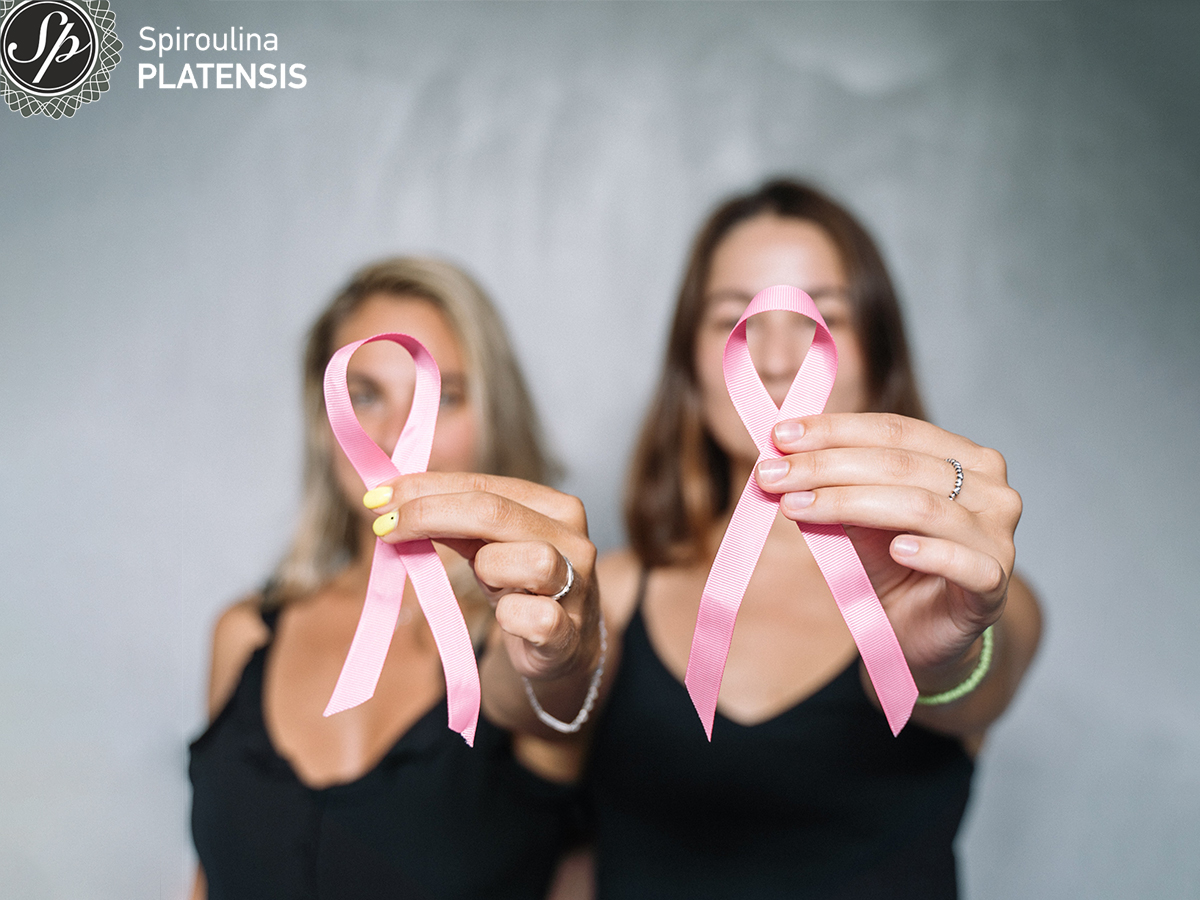 Δύο γυναίκες που κρατάνε τη ροζ κορδέλα κατά του καρκίνου του μαστού