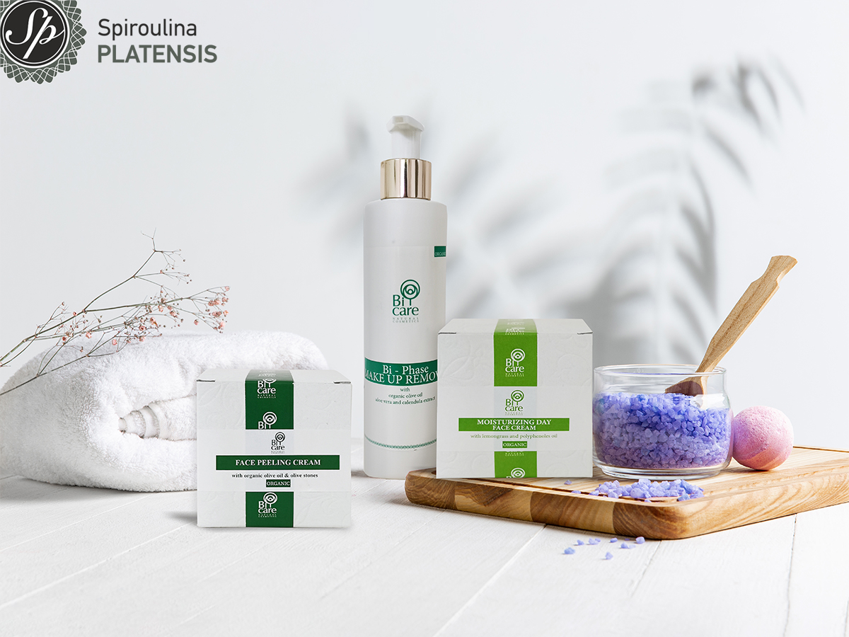 Προϊόντα ομορφιάς, σε λαυκό φόντο πάνω σε ξύλινο δίσκο με μία πετσέτα στο πλάνο