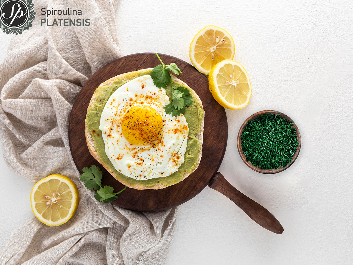 Πίτα με αυγό, αβοκάντο, Σπιρουλίνα flakes σε ξύλινη βάση