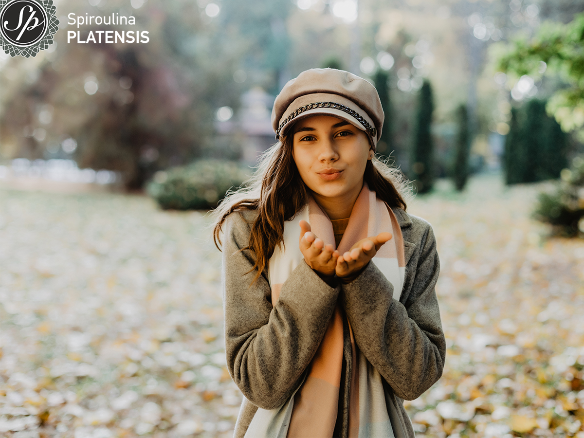 Νεαρή γυναίκα σε εξωτερικό χώρο ντυμένη ζεστά
