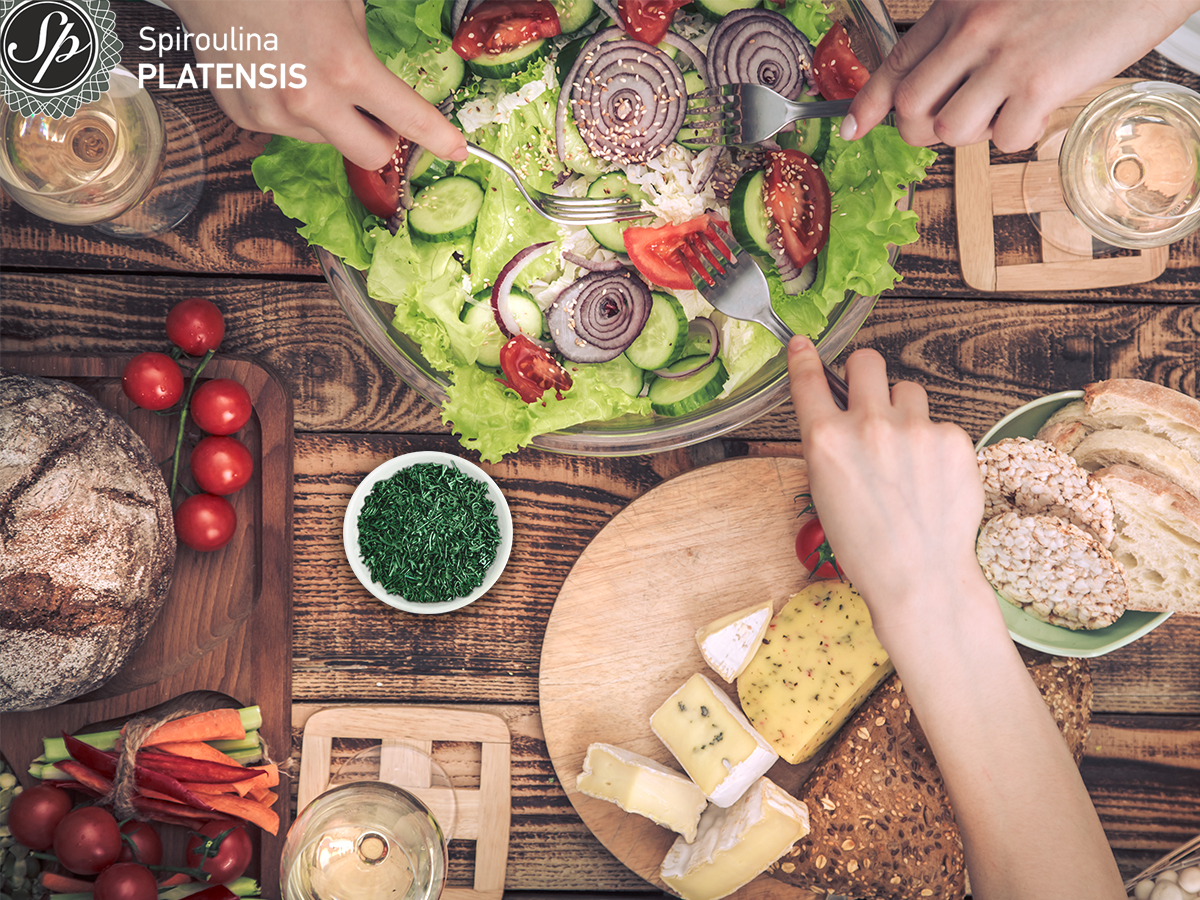 Τραπέζι με πλήθος τροφών από όλες τις ομάδες και Σπιρουλίνα flakes