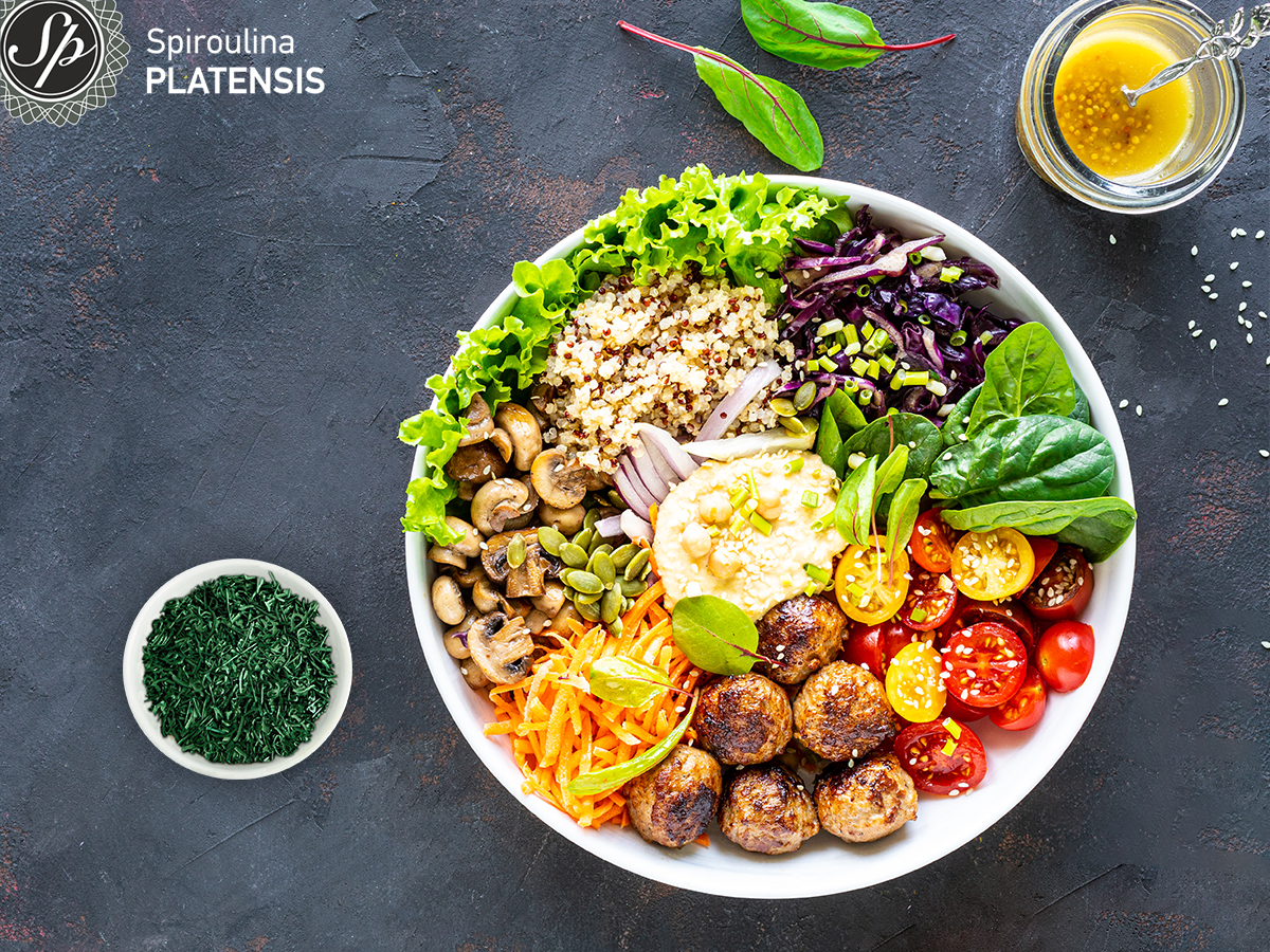 Γεύμα με όλες τις ομάδες τροφών και Σπιρουλίνα flakes