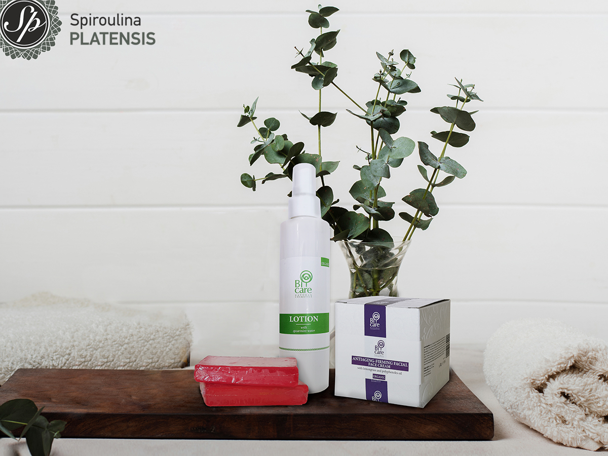 Αντιγηραντική κρέμα, λοσιόν με μελισσόχορτο και σαπούνι με έλαιοτριαντάφυλλο στο μπάνιο