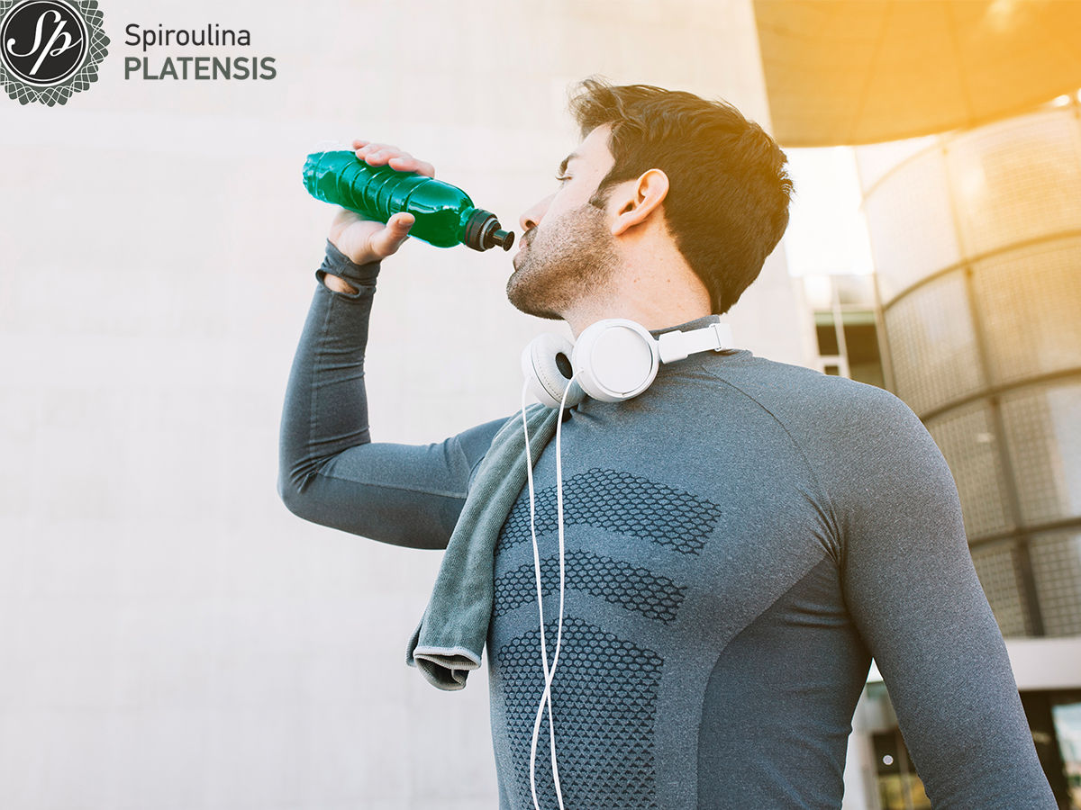Αθλητής που καταναλώνει ενεργειακό ρόφημα πράσινου χρώματος με Spiroulina PLATENSIS