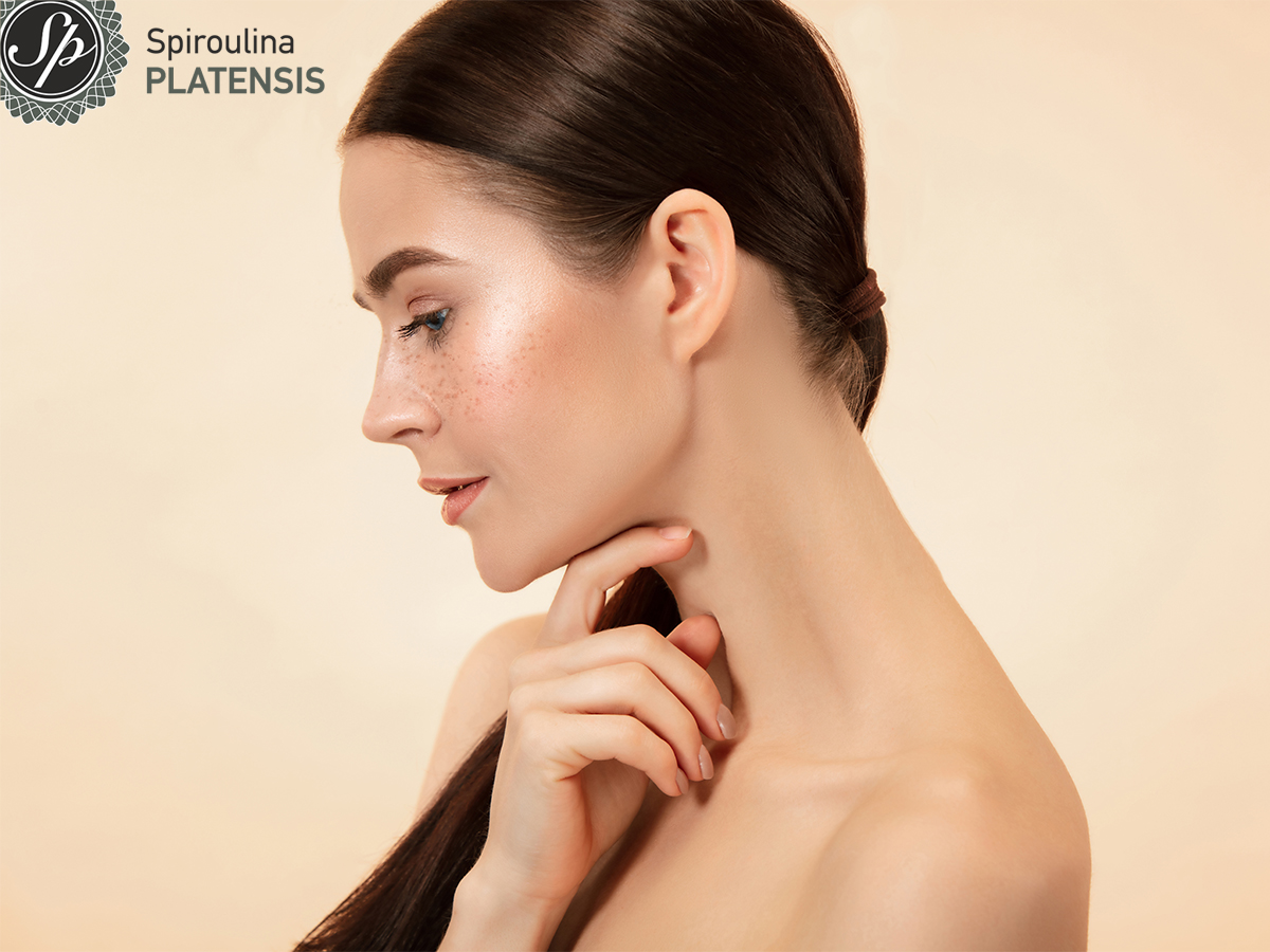 Όμορφη γυναίκα με λαμπερό δέρμα