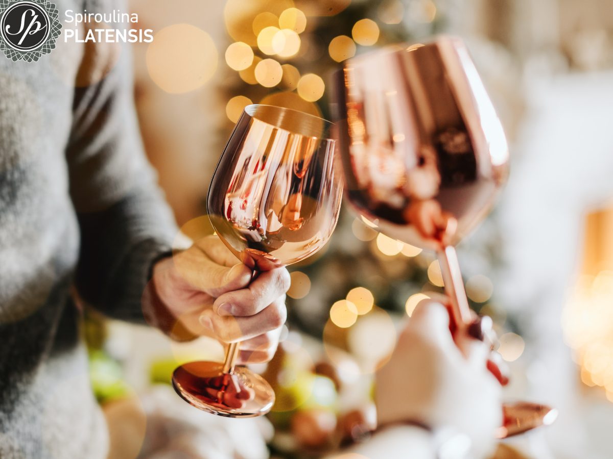 Δύο άνθρωπουι που τσουγκρίζουν ποτήρια σε ροζ χρυσό