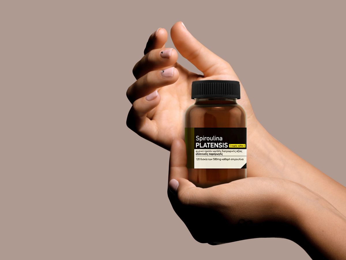 Χέρι που κρατάει μία σπιρουλίνα