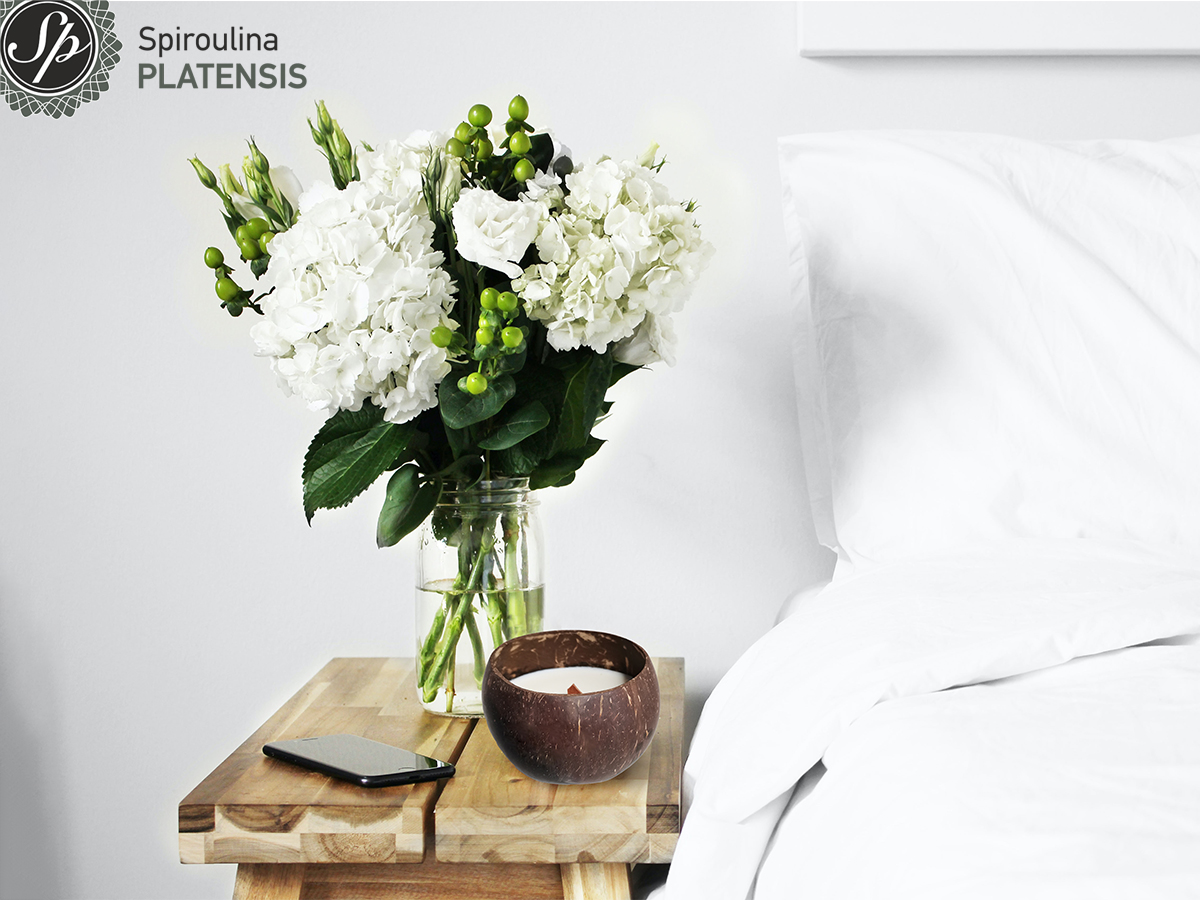 Coconut candle πάνω σε ένα κομοδίνο υπνοδωματίου