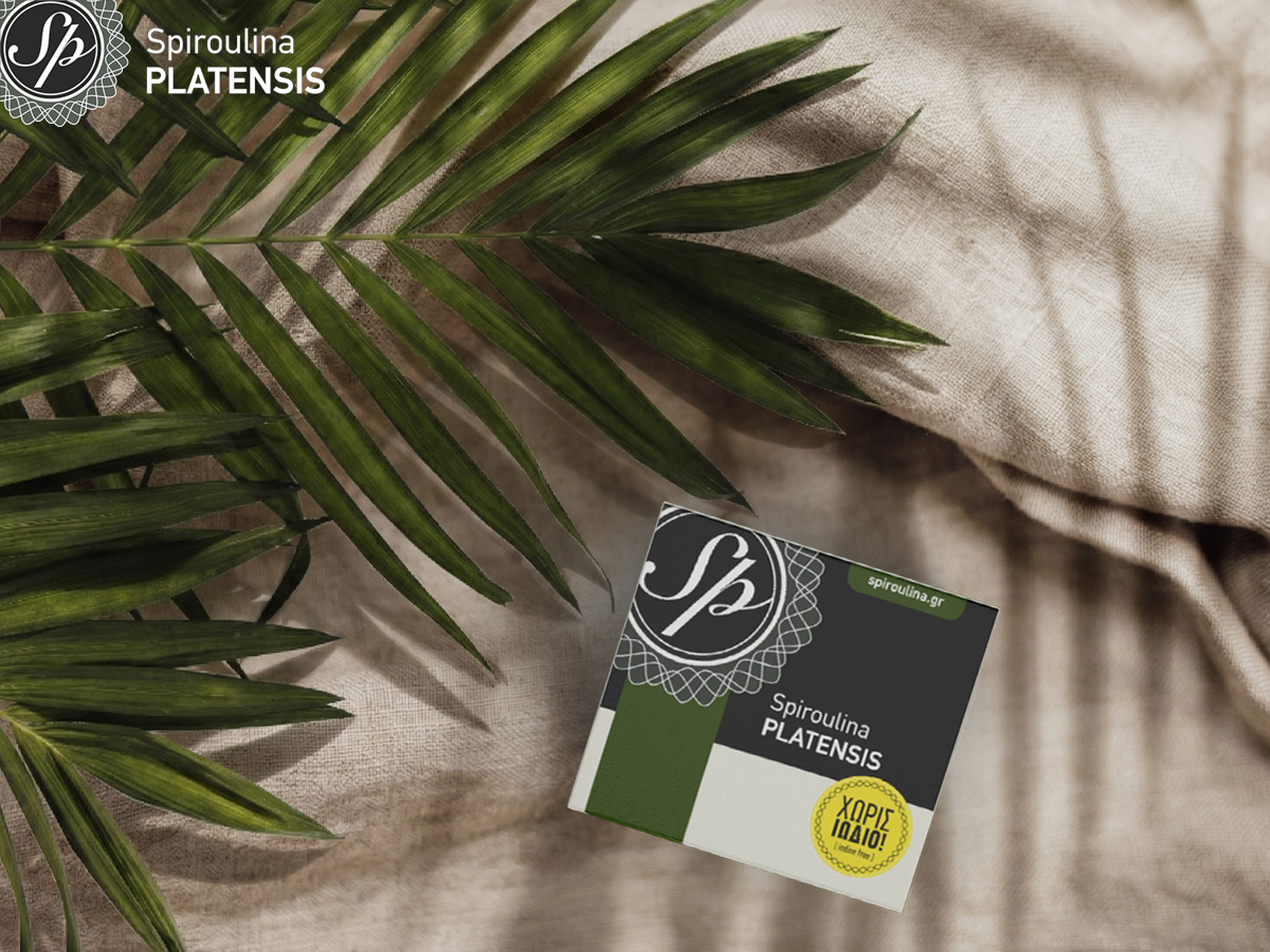 Συσκευασία Spiroulina PLATENSIS Χωρίς Ιώδιο σε μίνιμαλ φόντο με φύλλα και φυσικές σκιές, αισθητική καθαρότητας και ποιότητας