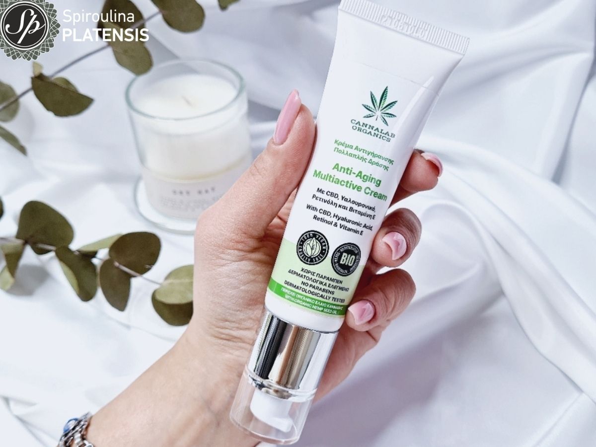 Χέρι που κρατάει την αντιγηραντική κρέμα με έλαιο κάνναβης