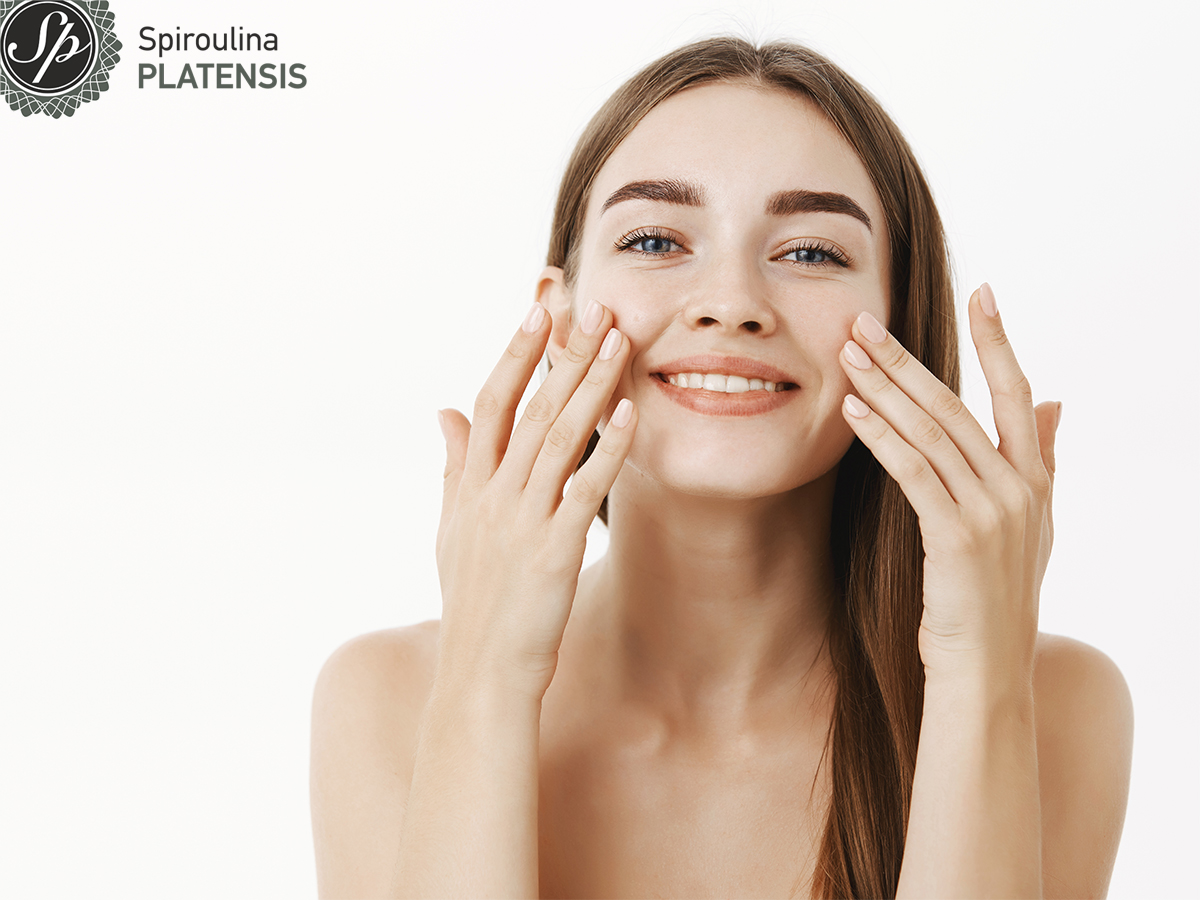 Νεαρή γυναίκα που περιποιείται το πρόσωπο της