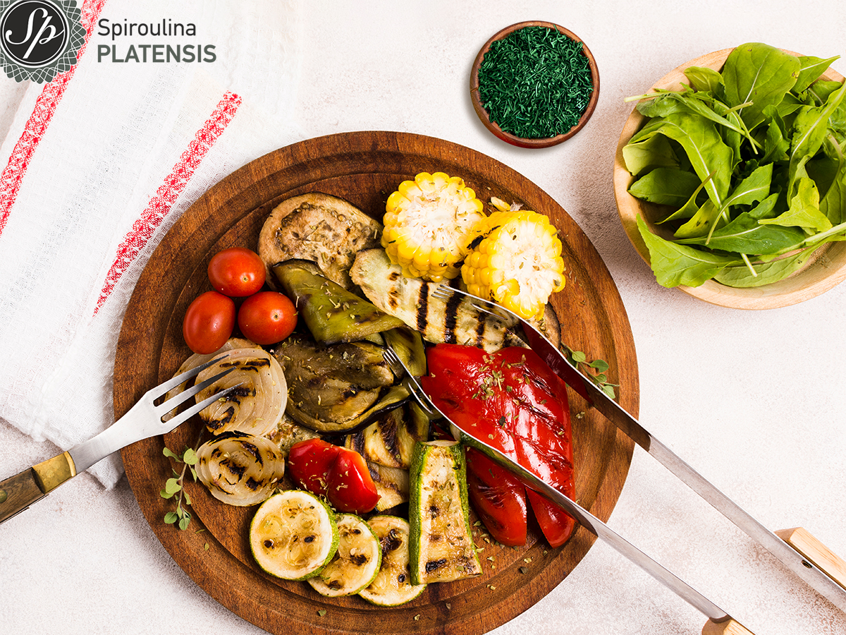 Ψητά λαχανικά σε ξύλινο δίσκο